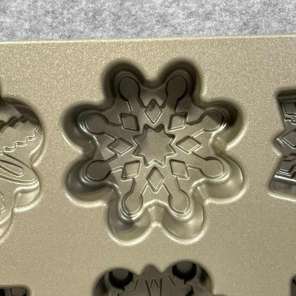 Williams Sonoma Nordicware Snowflake Cakelet Pan NEW 6 Mini Cakes Frozen Cupcake